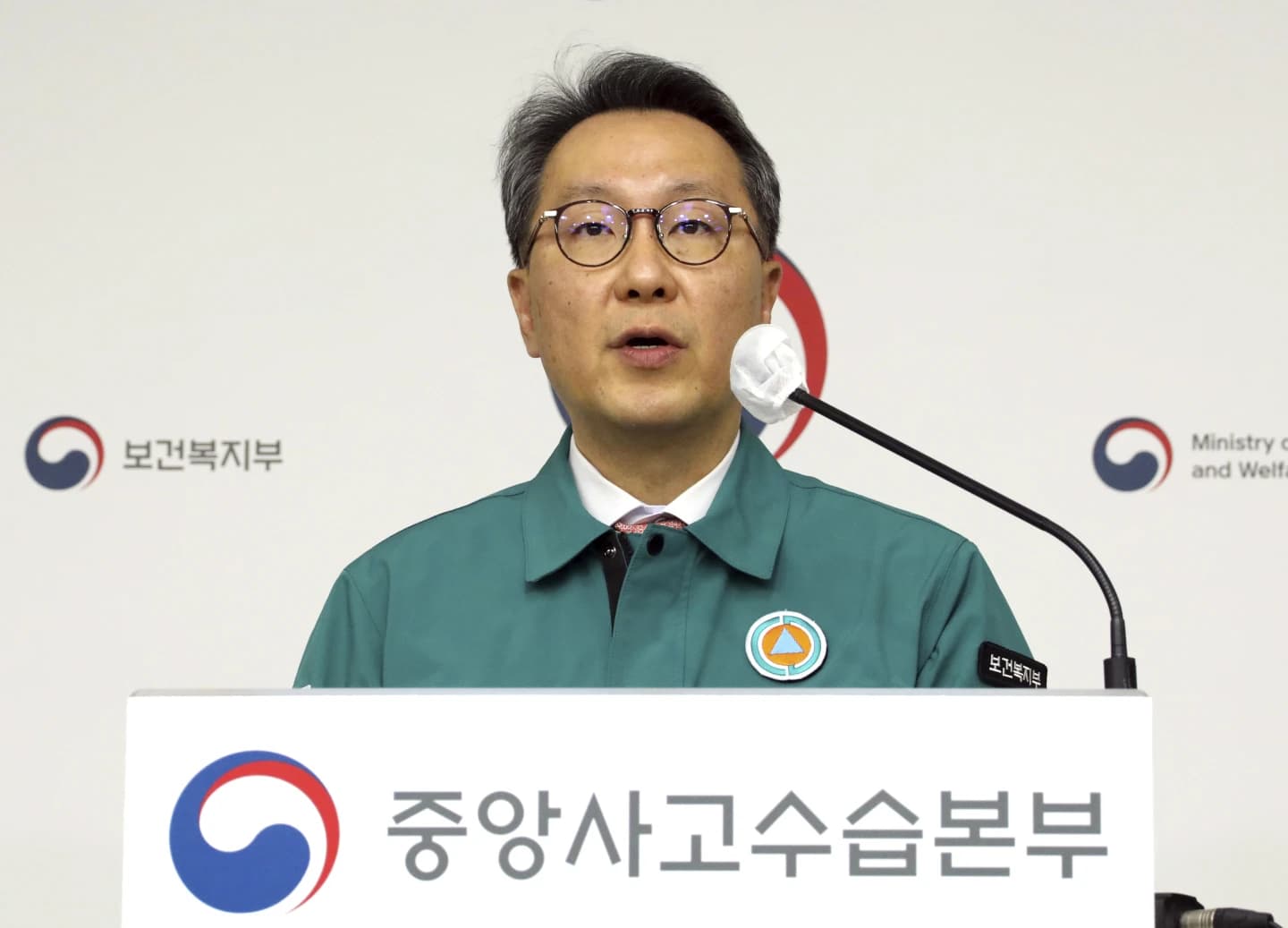 Seoul gives young doctors 4 days to end walkouts, threatening suspended licenses and prosecutions 이미지