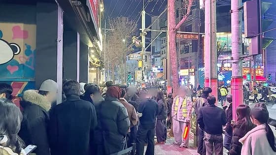 이젠 줄서기가 직업…'두쫀쿠 맛집' 대신 웨이팅, 월 500만원 번다 이미지